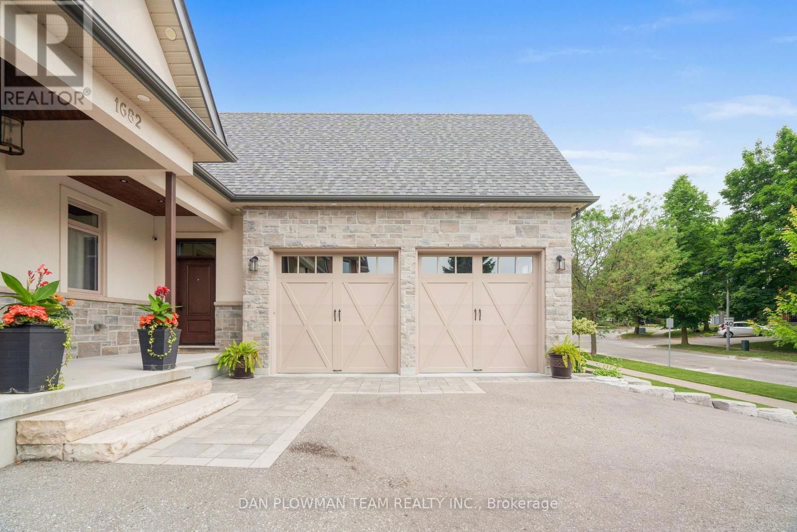 1682 HEATHSIDE CRESCENT Image 3