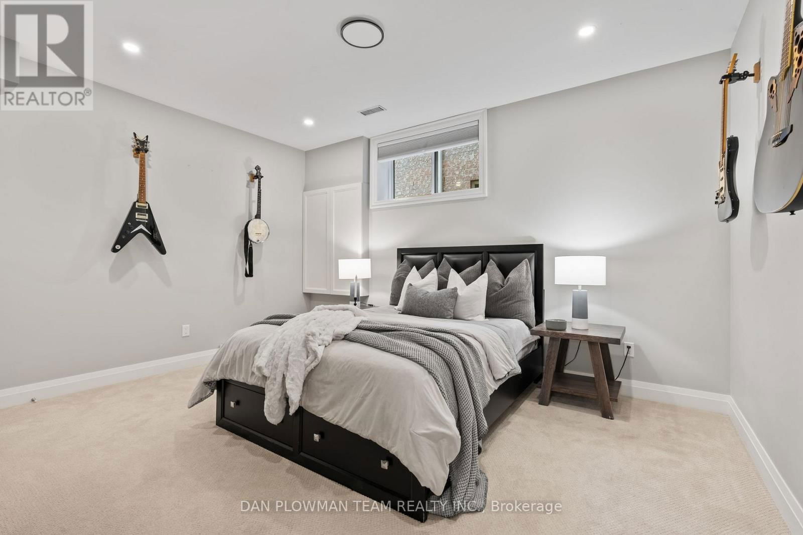 1682 HEATHSIDE CRESCENT Image 30