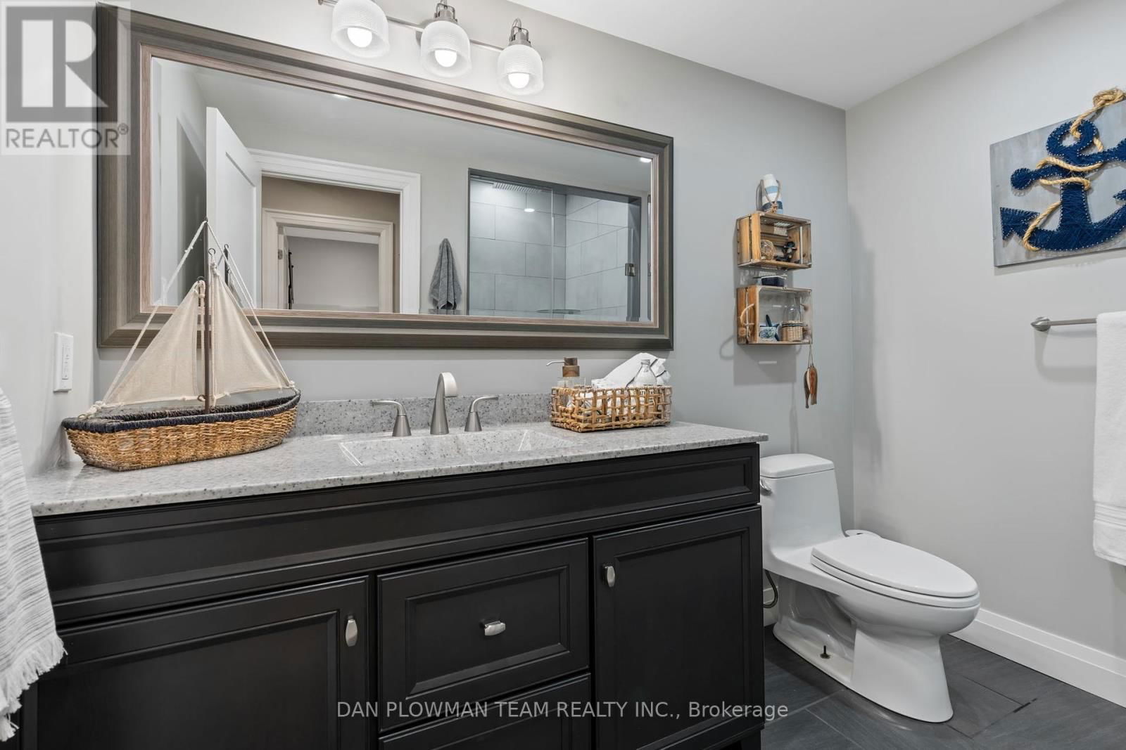 1682 HEATHSIDE CRESCENT Image 31