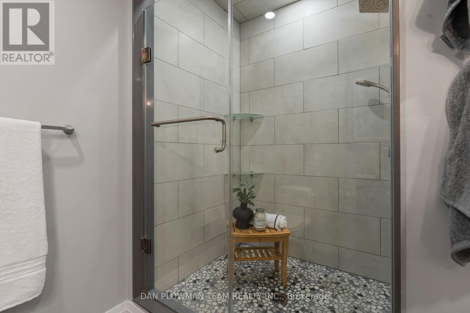 1682 HEATHSIDE CRESCENT Image 32