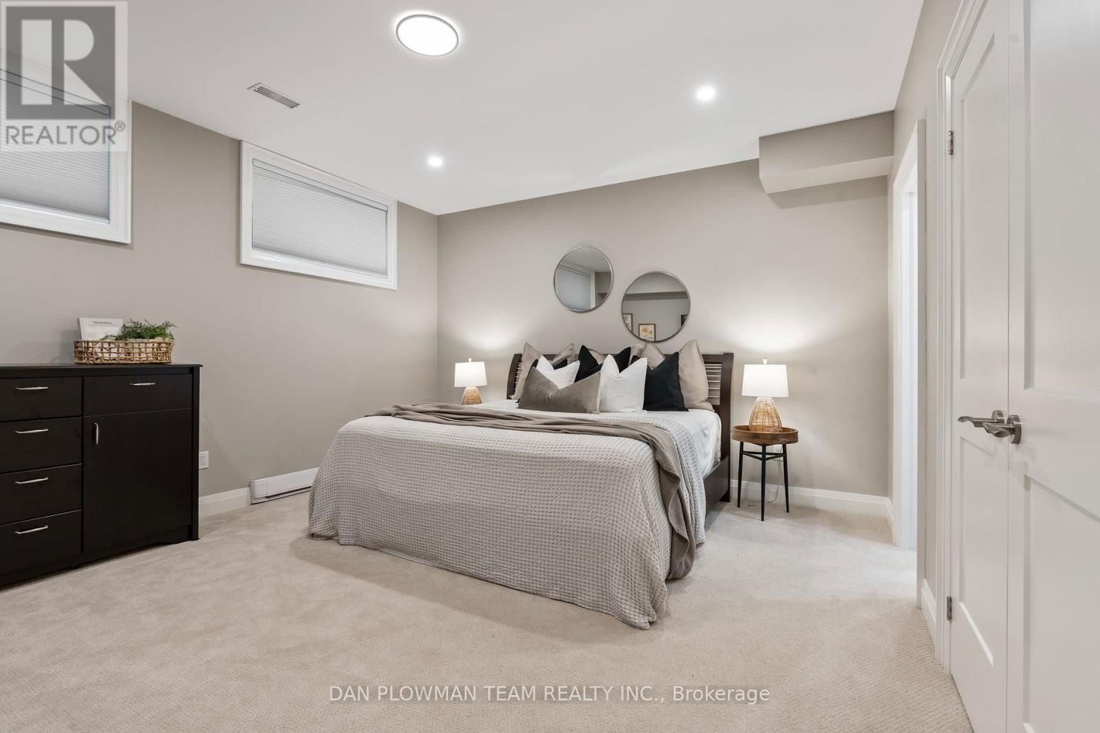 1682 HEATHSIDE CRESCENT Image 33