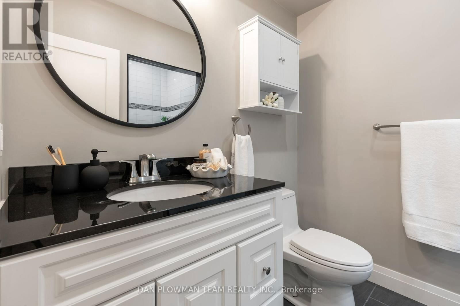 1682 HEATHSIDE CRESCENT Image 34