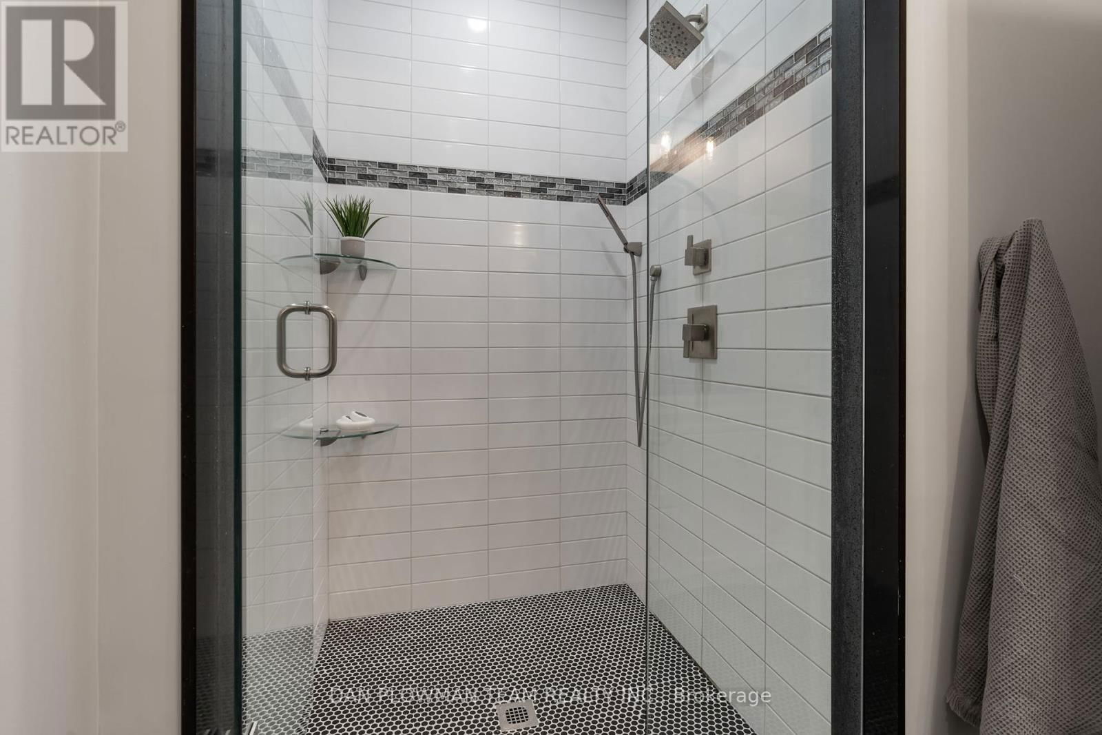 1682 HEATHSIDE CRESCENT Image 35