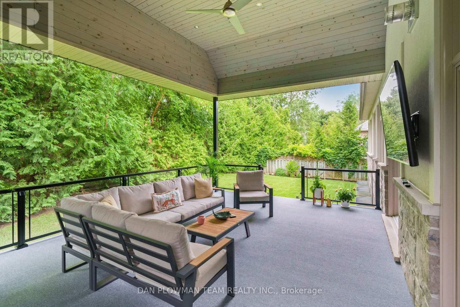 1682 HEATHSIDE CRESCENT Image 37