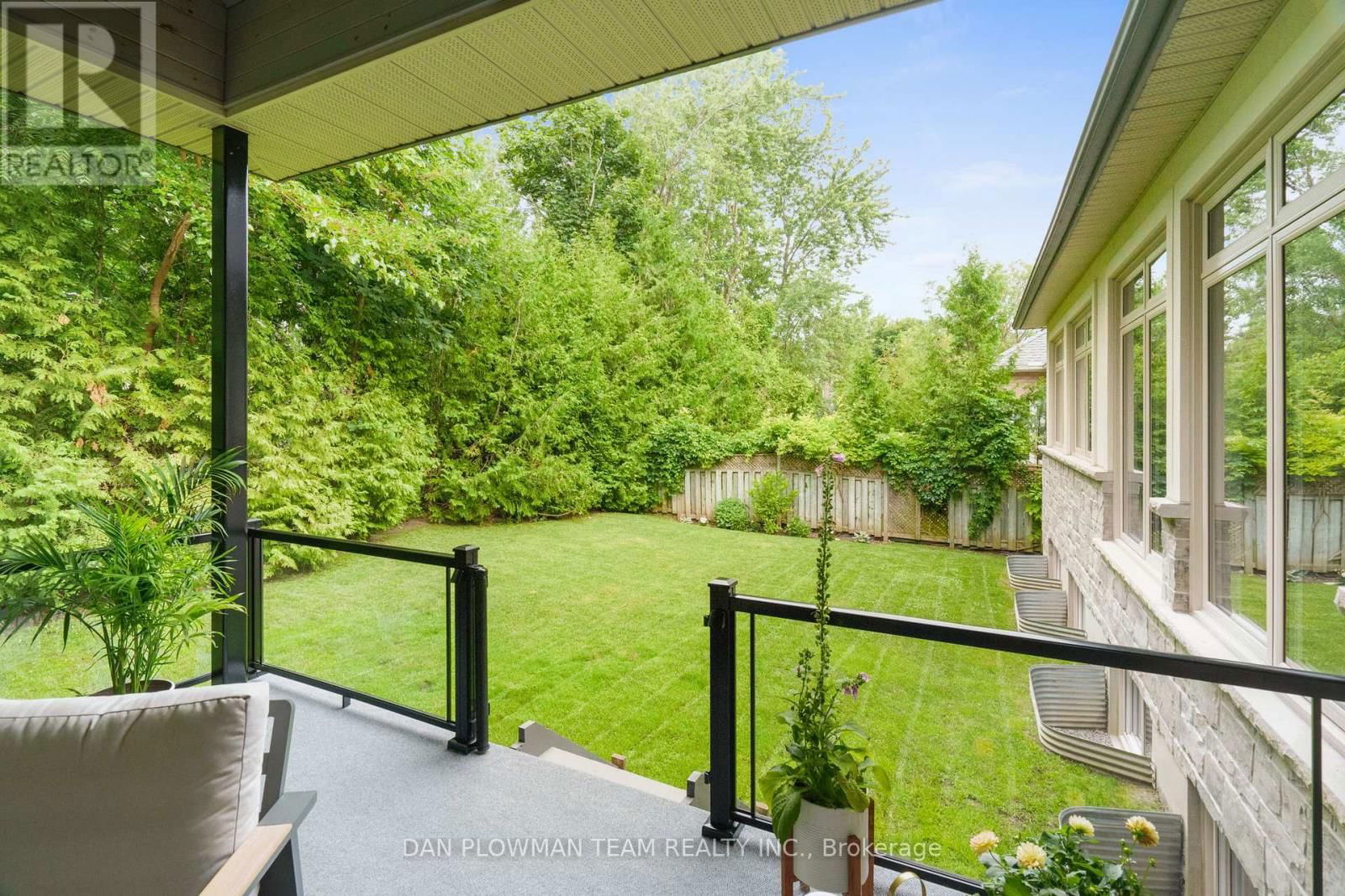 1682 HEATHSIDE CRESCENT Image 38