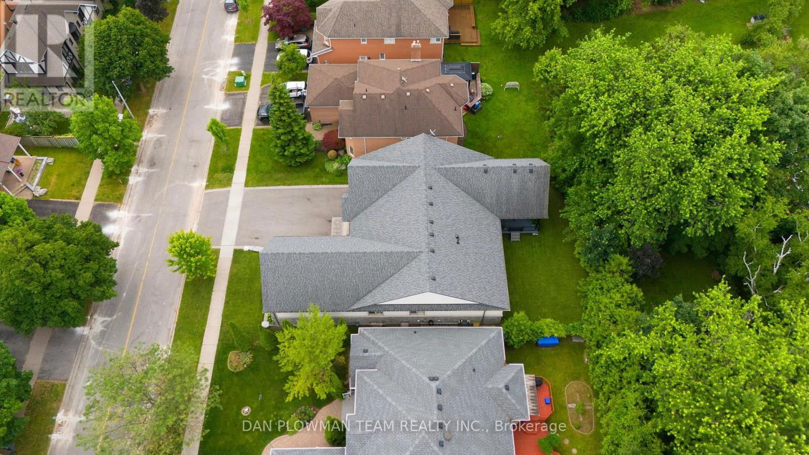 1682 HEATHSIDE CRESCENT Image 39