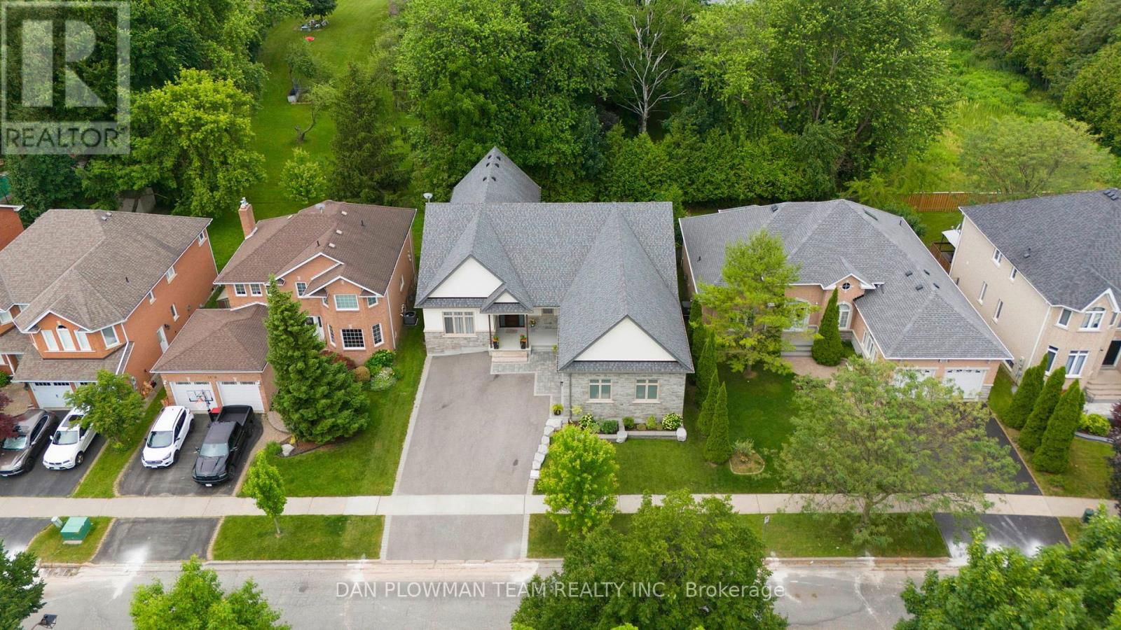 1682 HEATHSIDE CRESCENT Image 40