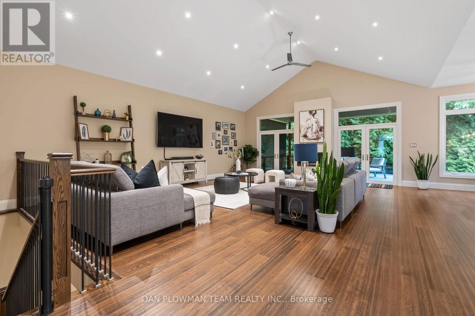 1682 HEATHSIDE CRESCENT Image 8
