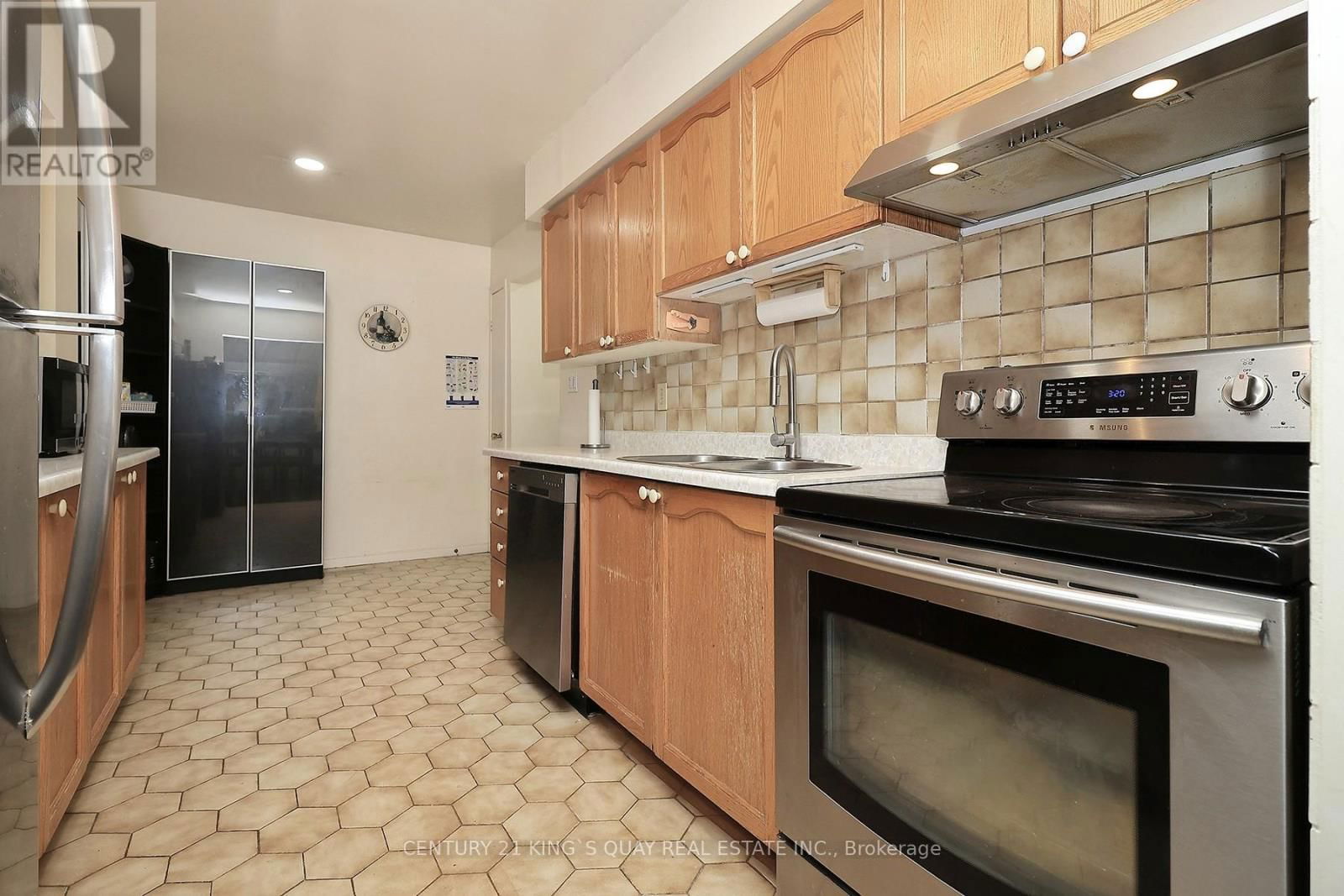17 - 25 WHITECAP BOULEVARD Image 11