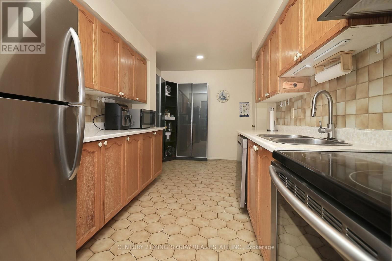 17 - 25 WHITECAP BOULEVARD Image 12