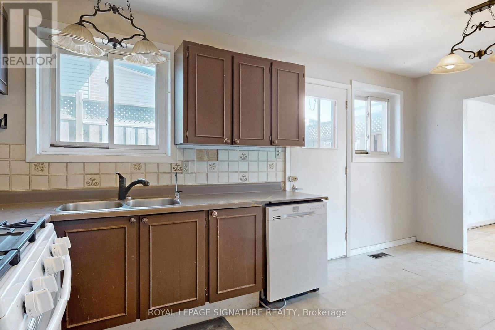 774 KROSNO BOULEVARD Image 10
