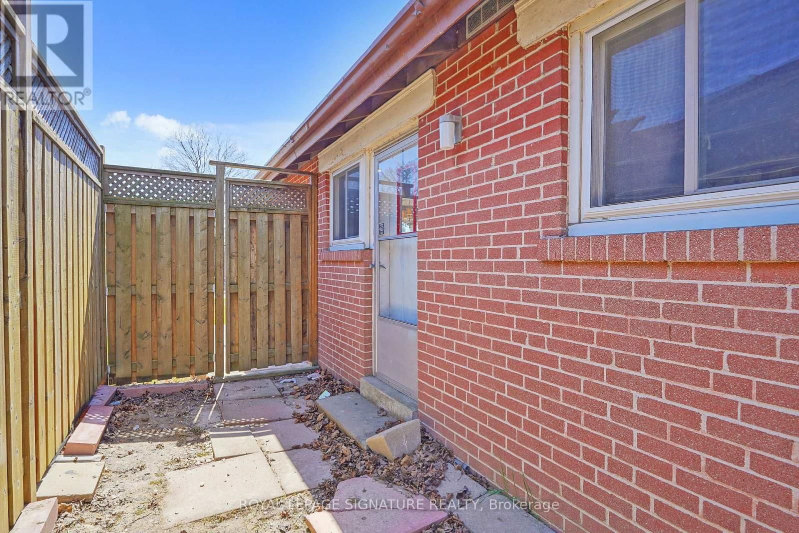 774 KROSNO BOULEVARD Image 32