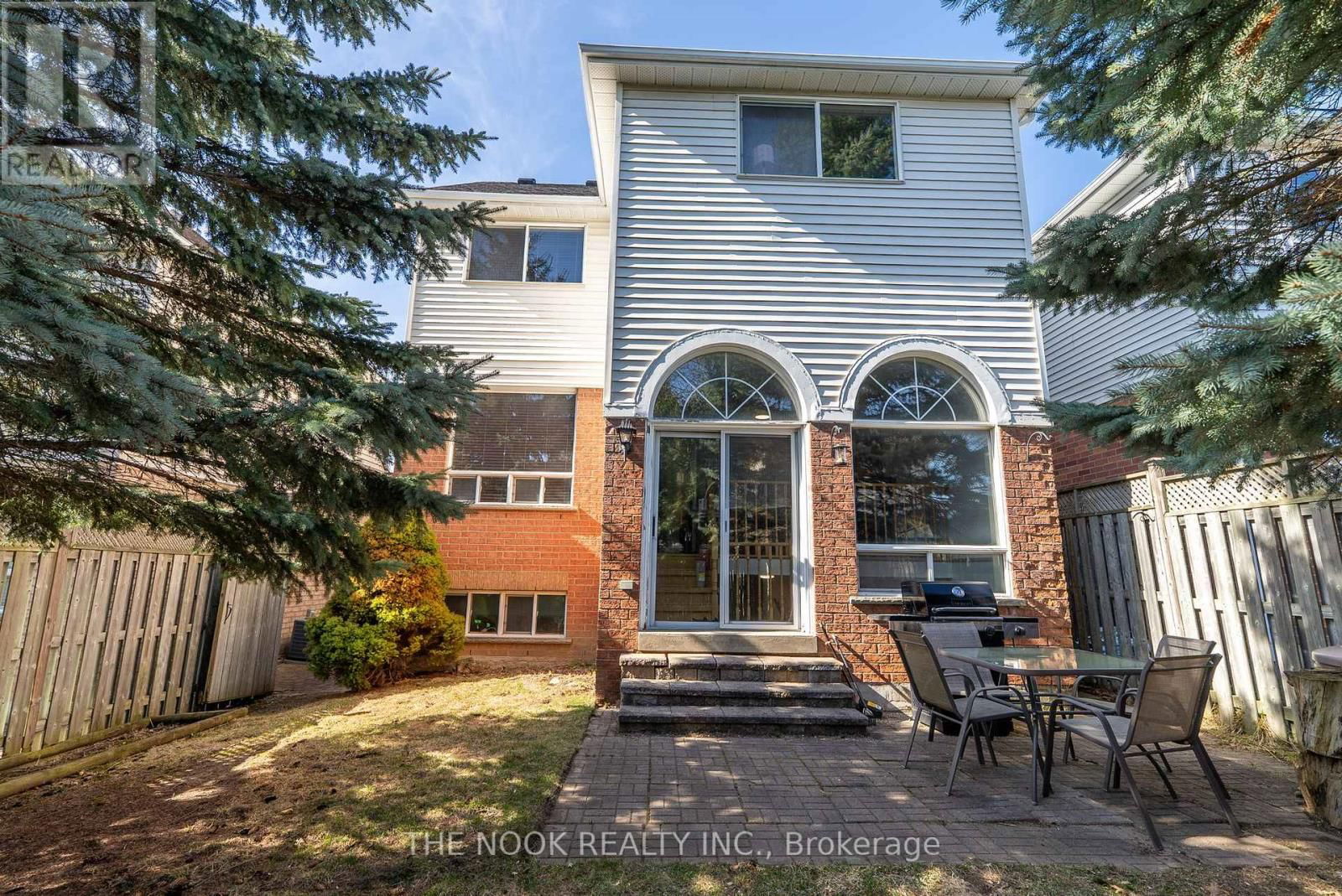 992 SUMMITVIEW CRESCENT Image 35