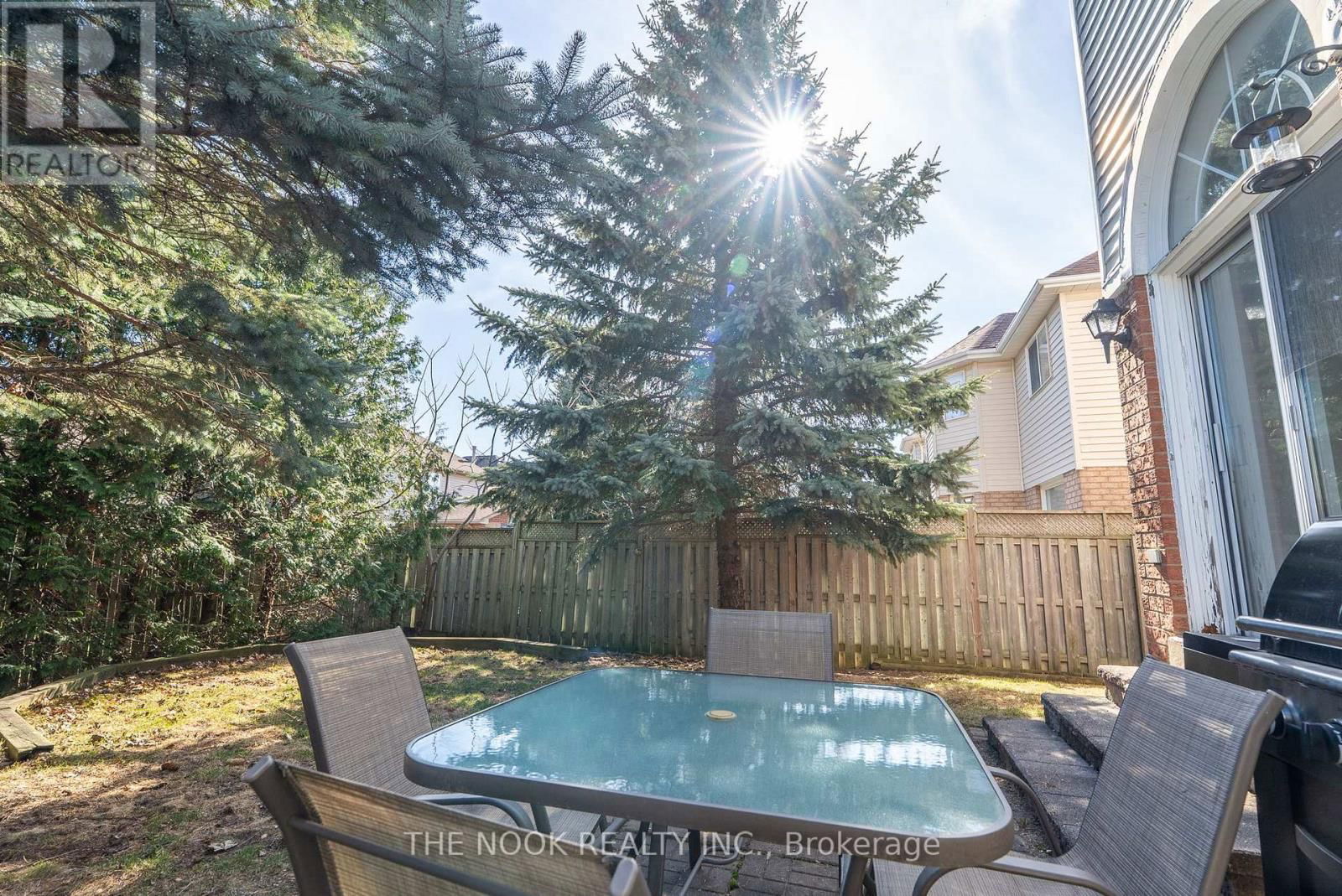 992 SUMMITVIEW CRESCENT Image 36