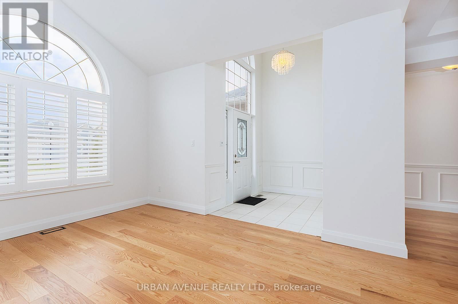 363 WATERBURY CRESCENT Image 6