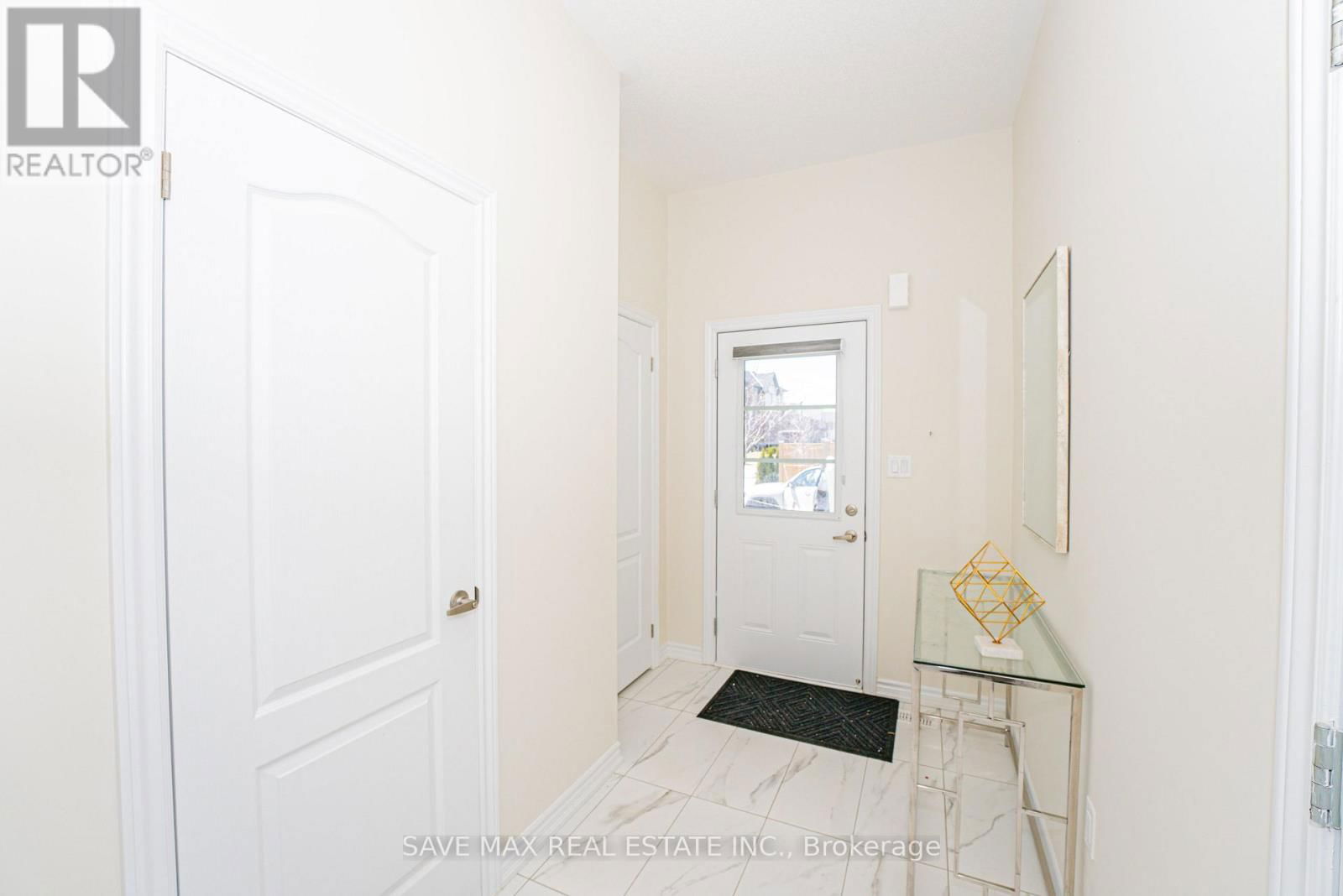 38 SENAY CIRCLE WEST Image 13