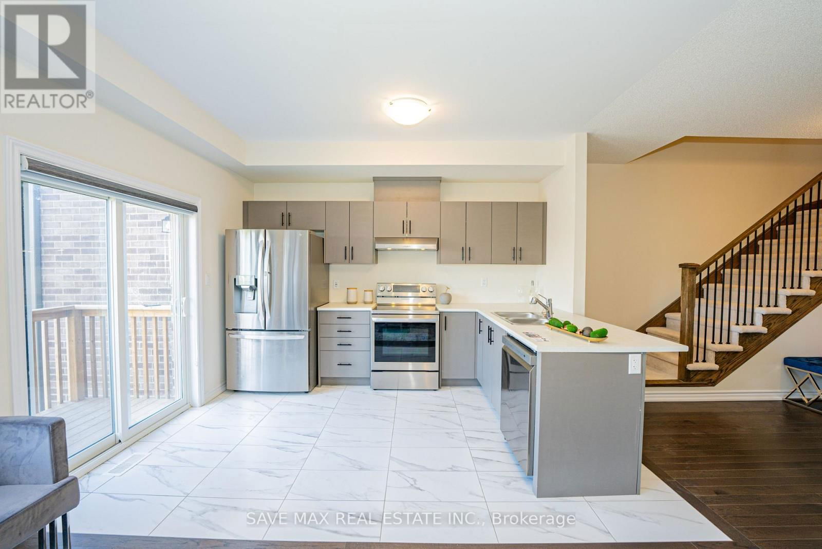 38 SENAY CIRCLE WEST Image 17