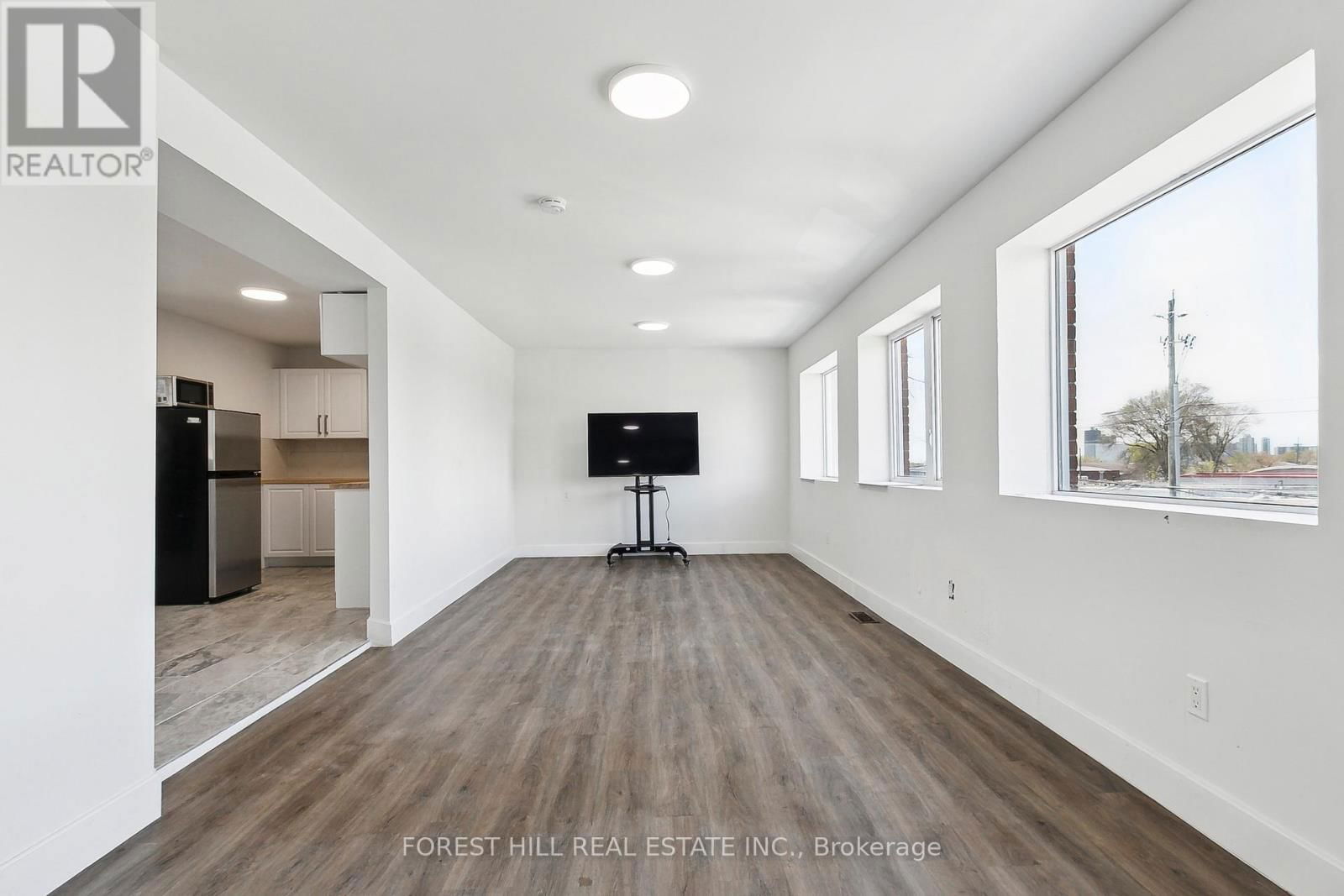 #Upper - 127 RALEIGH AVENUE Image 3