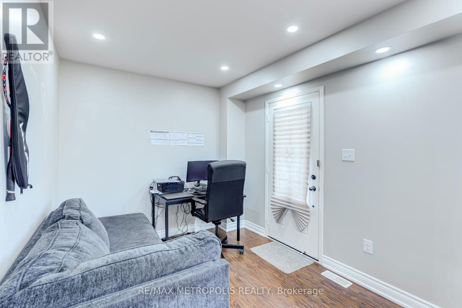 385 ROSSLAND ROAD EAST Image 11