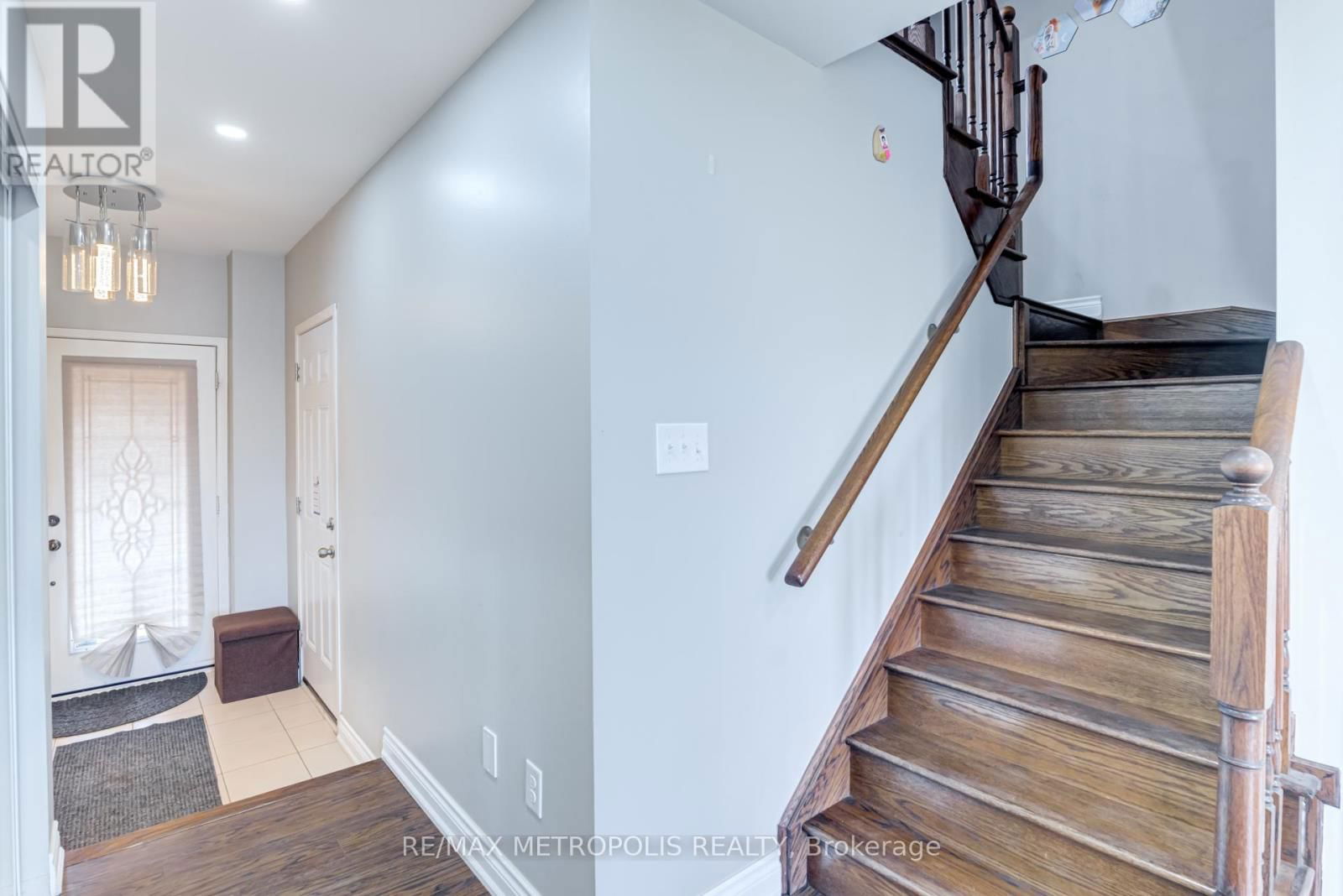 385 ROSSLAND ROAD EAST Image 12