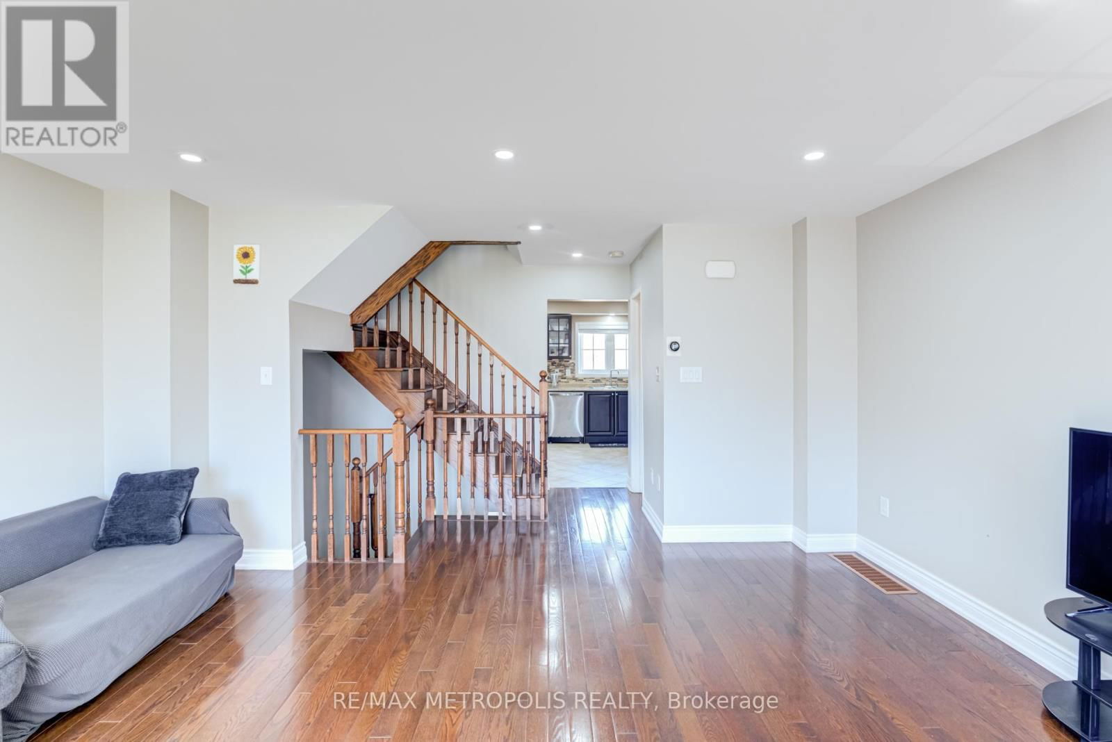 385 ROSSLAND ROAD EAST Image 18