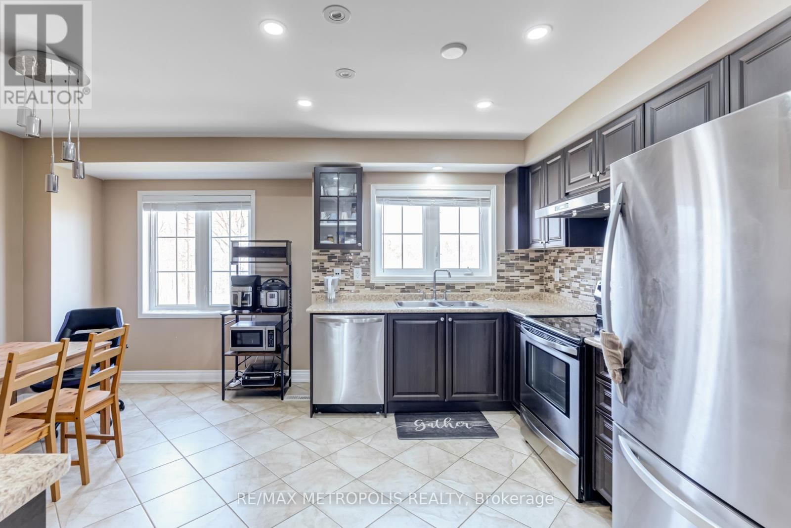 385 ROSSLAND ROAD EAST Image 20