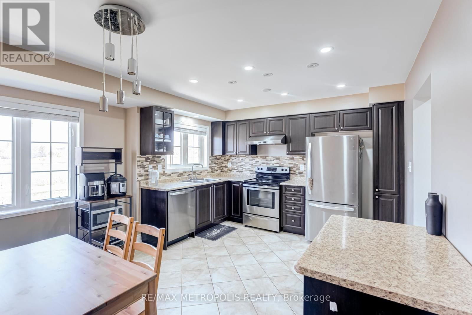 385 ROSSLAND ROAD EAST Image 21