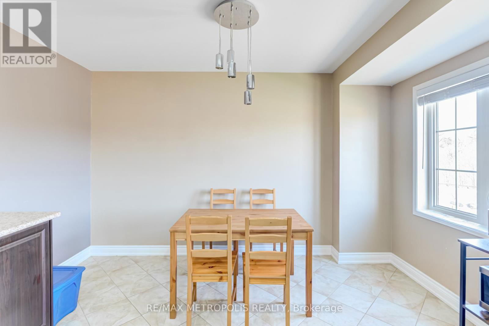 385 ROSSLAND ROAD EAST Image 22