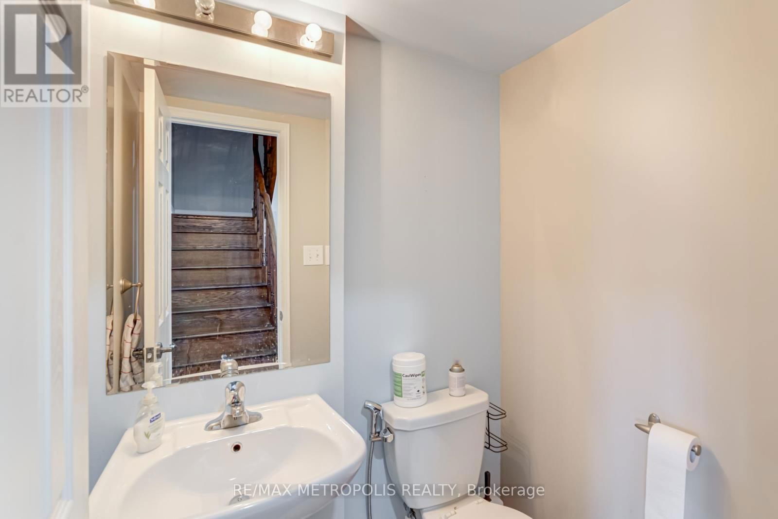 385 ROSSLAND ROAD EAST Image 23