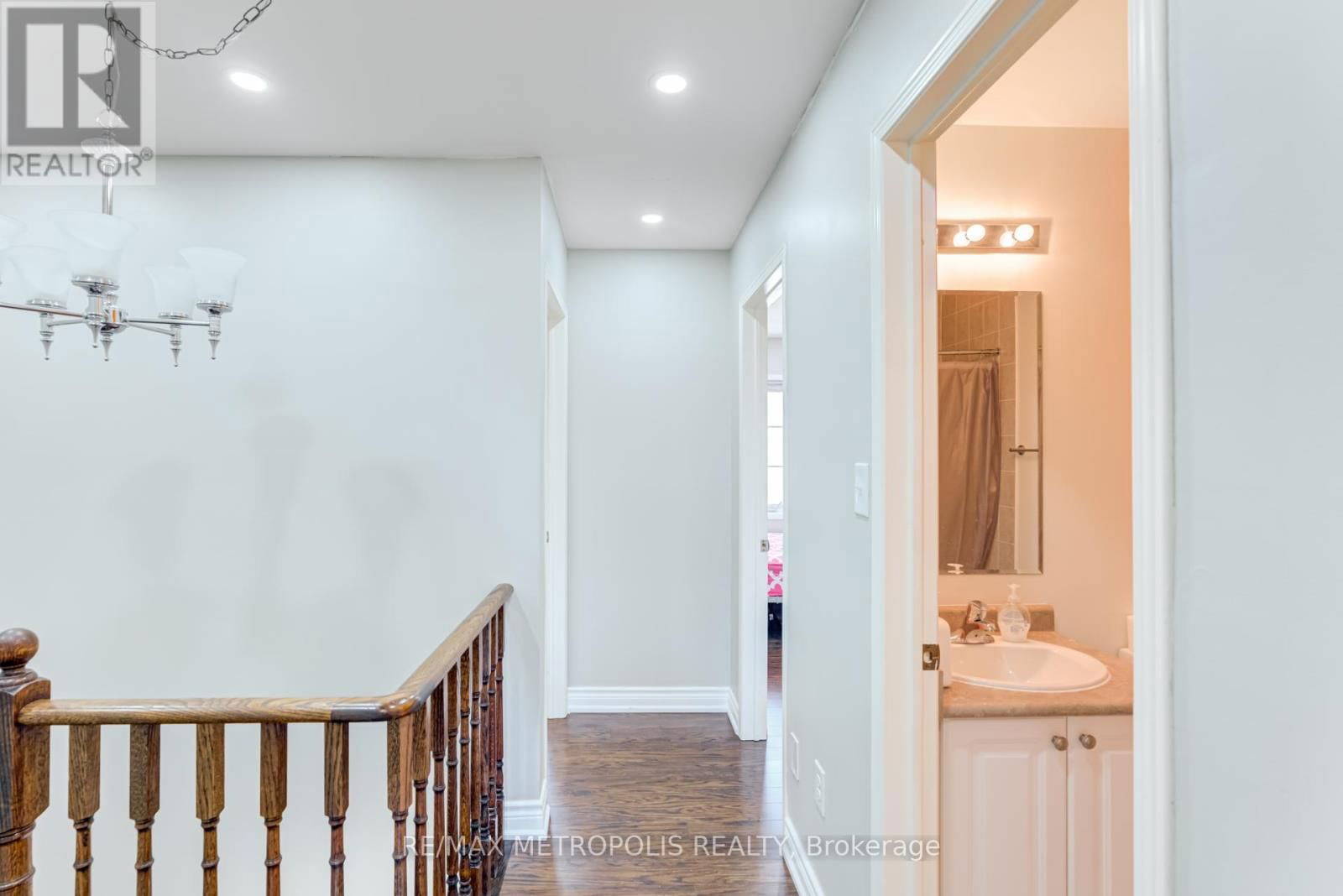 385 ROSSLAND ROAD EAST Image 24