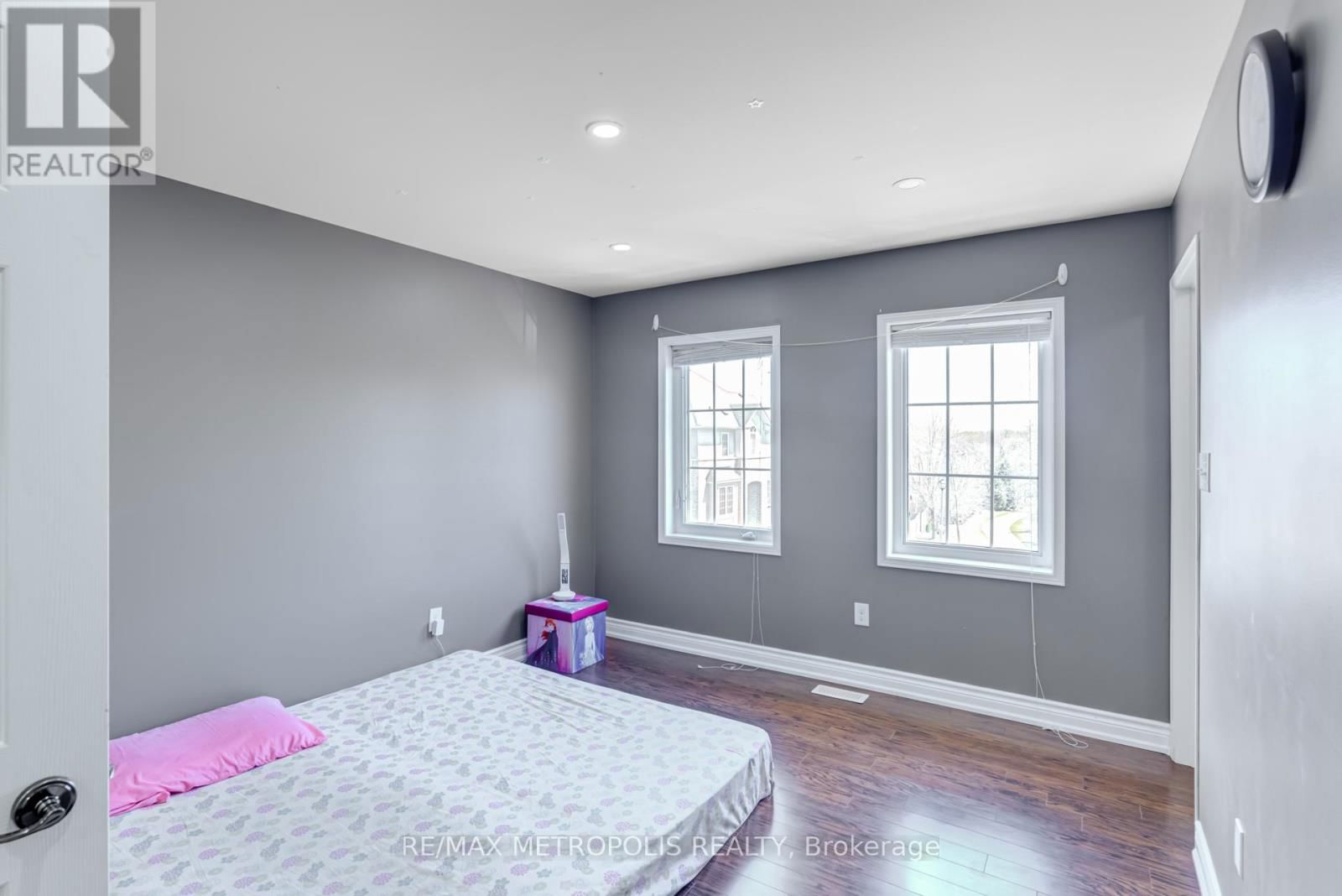 385 ROSSLAND ROAD EAST Image 25