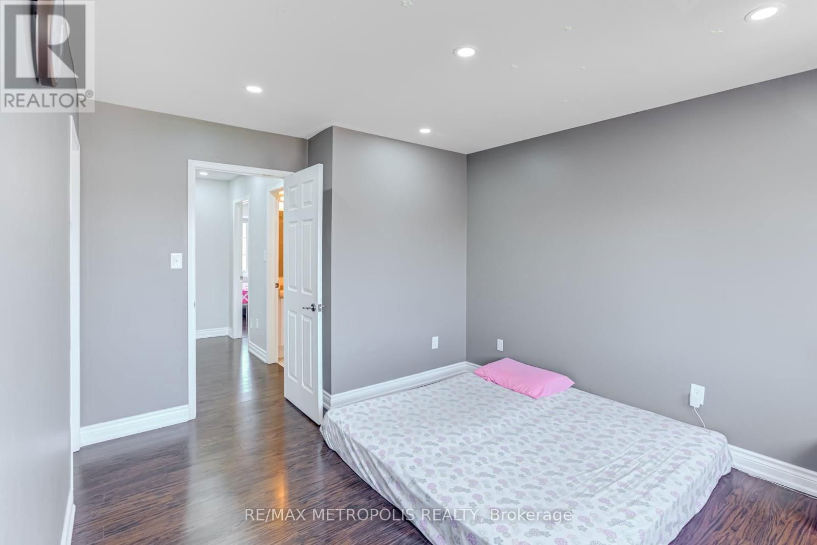 385 ROSSLAND ROAD EAST Image 26