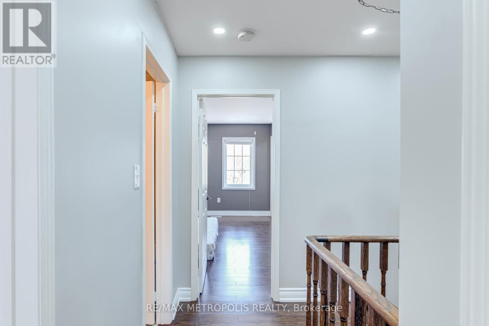 385 ROSSLAND ROAD EAST Image 29