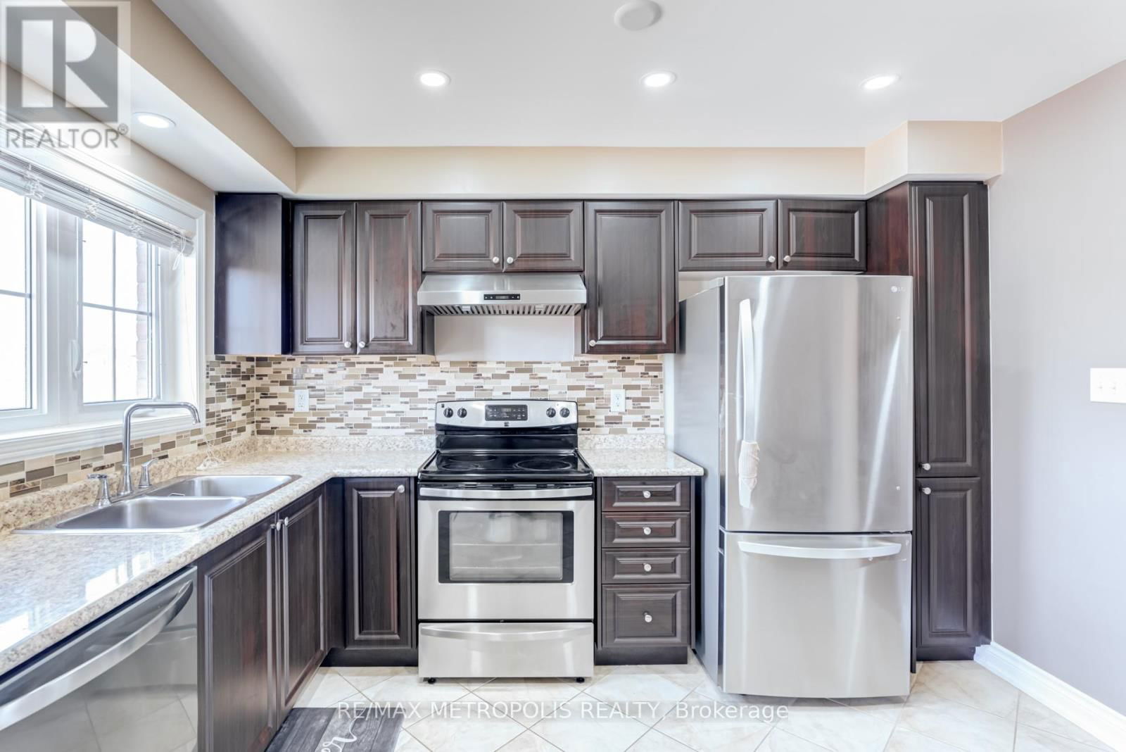 385 ROSSLAND ROAD EAST Image 3