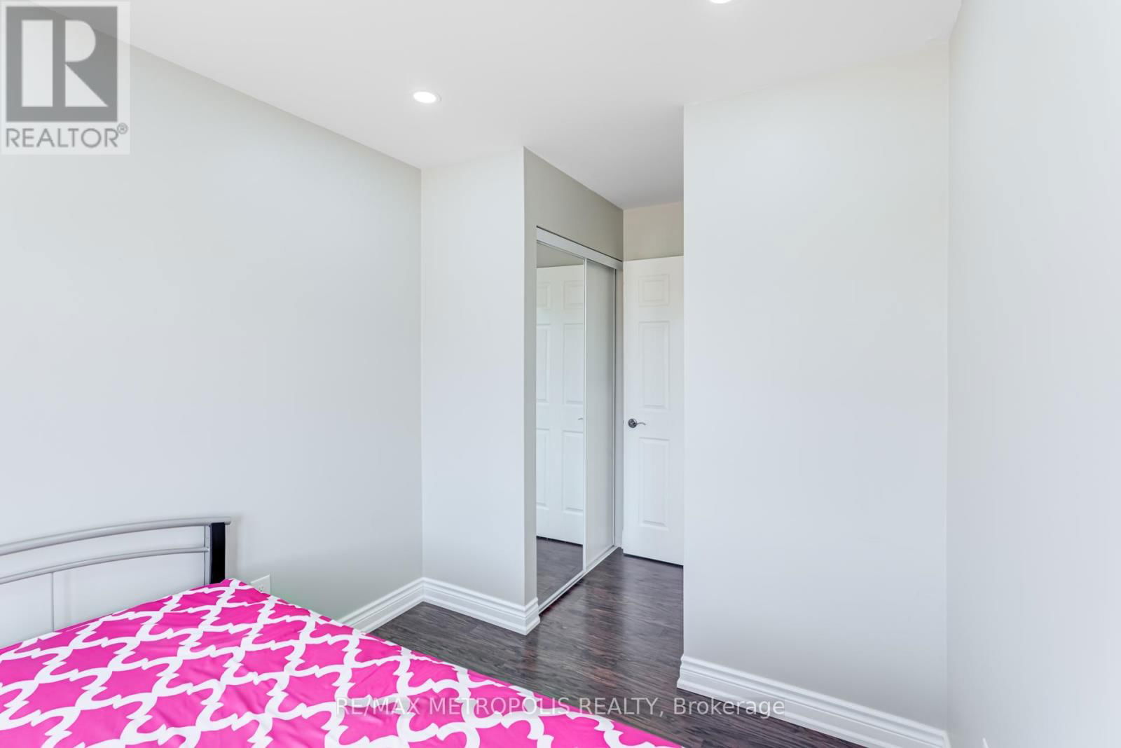 385 ROSSLAND ROAD EAST Image 31