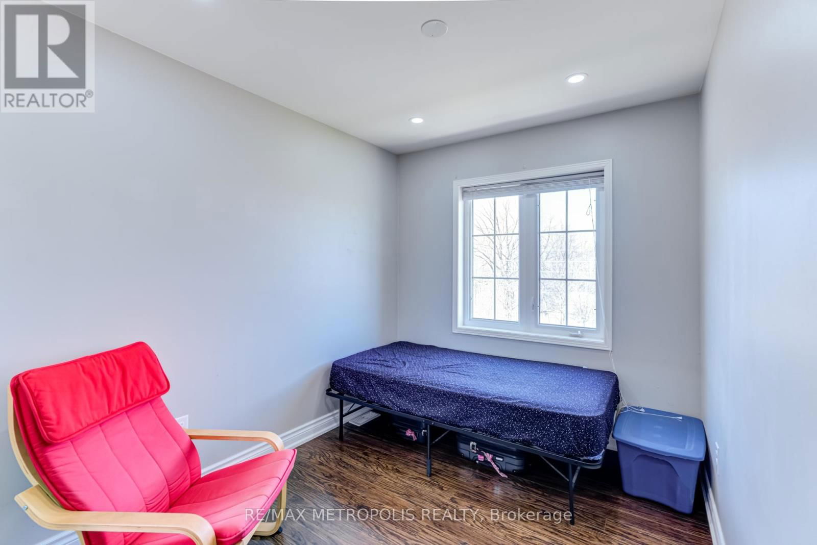 385 ROSSLAND ROAD EAST Image 32