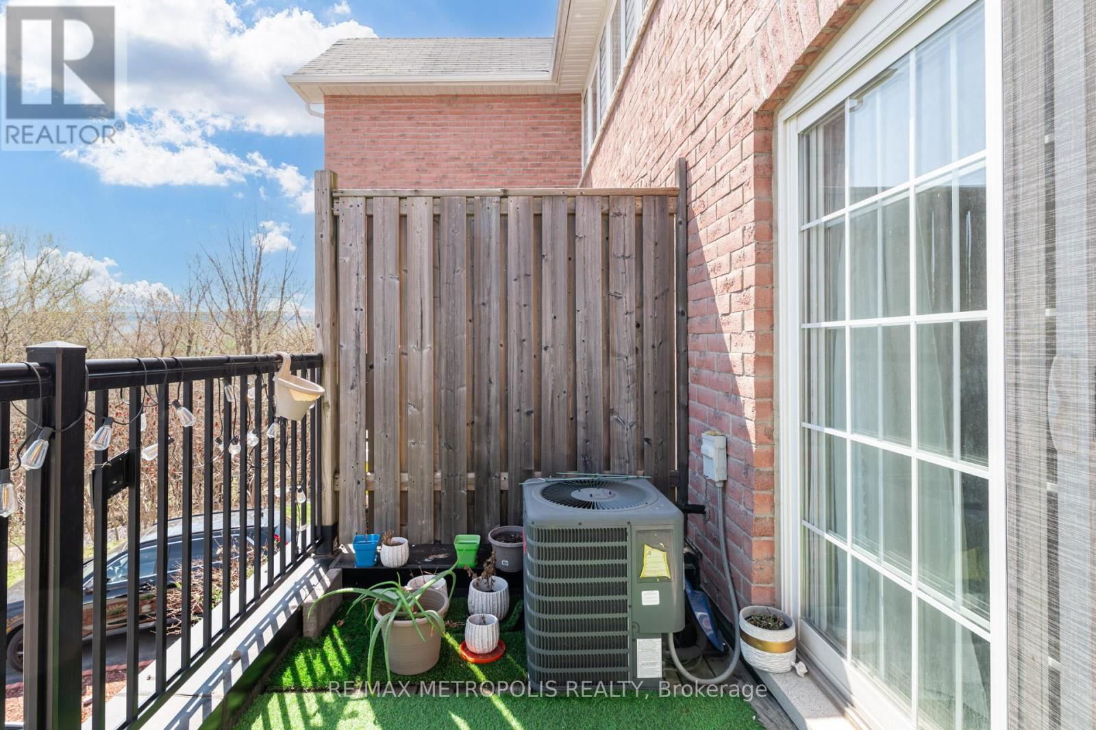 385 ROSSLAND ROAD EAST Image 37