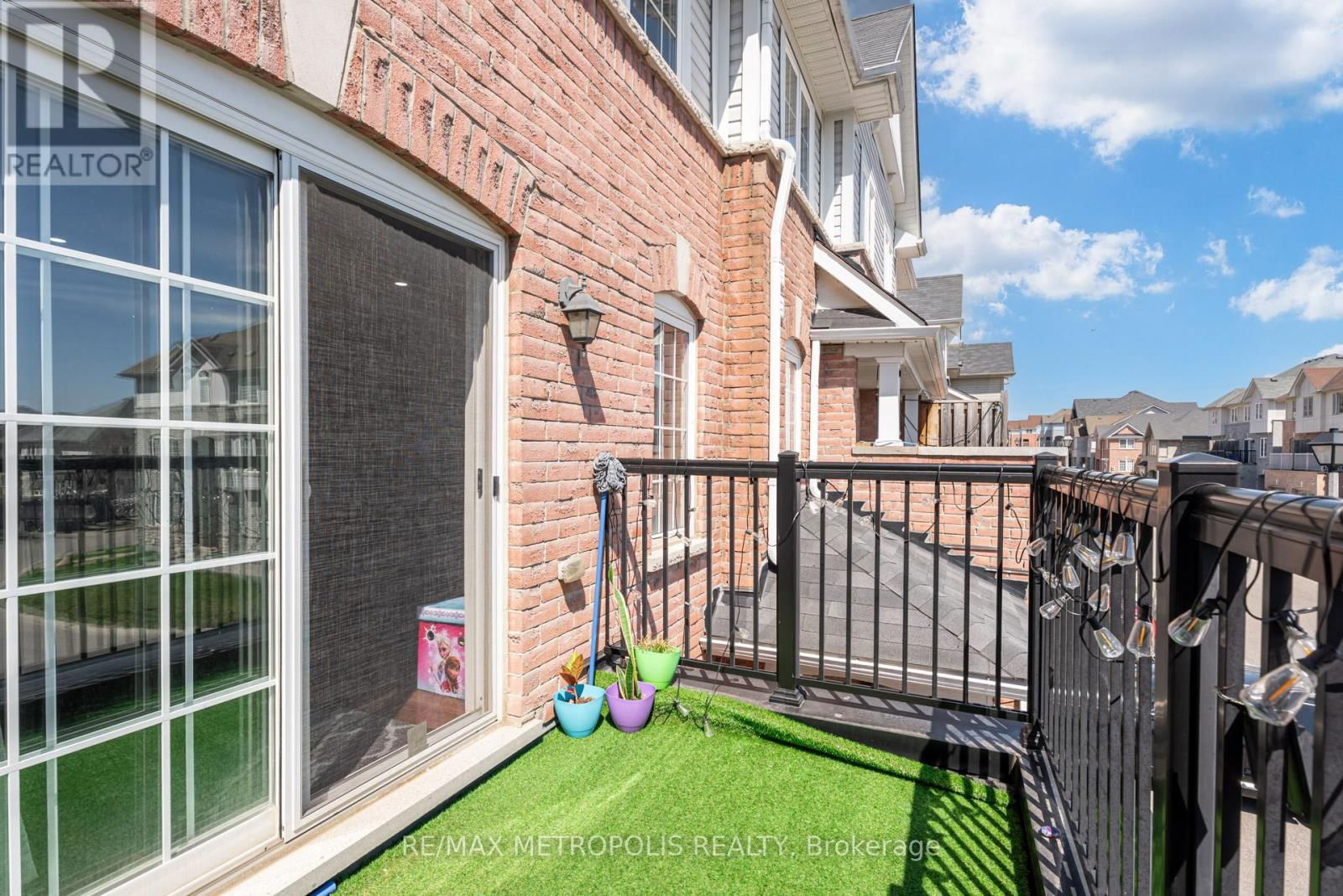 385 ROSSLAND ROAD EAST Image 38