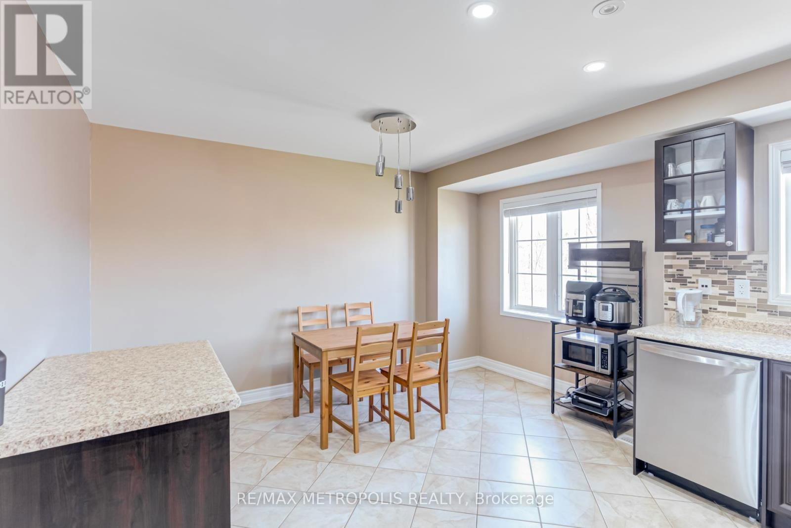 385 ROSSLAND ROAD EAST Image 4