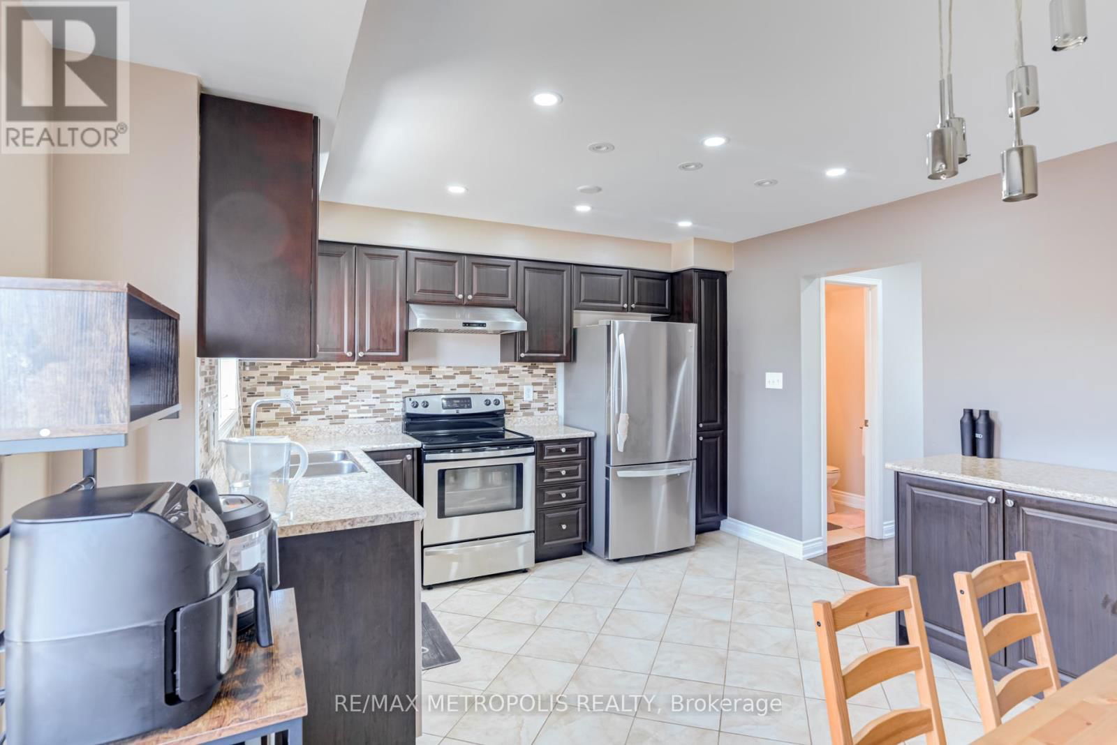 385 ROSSLAND ROAD EAST Image 5