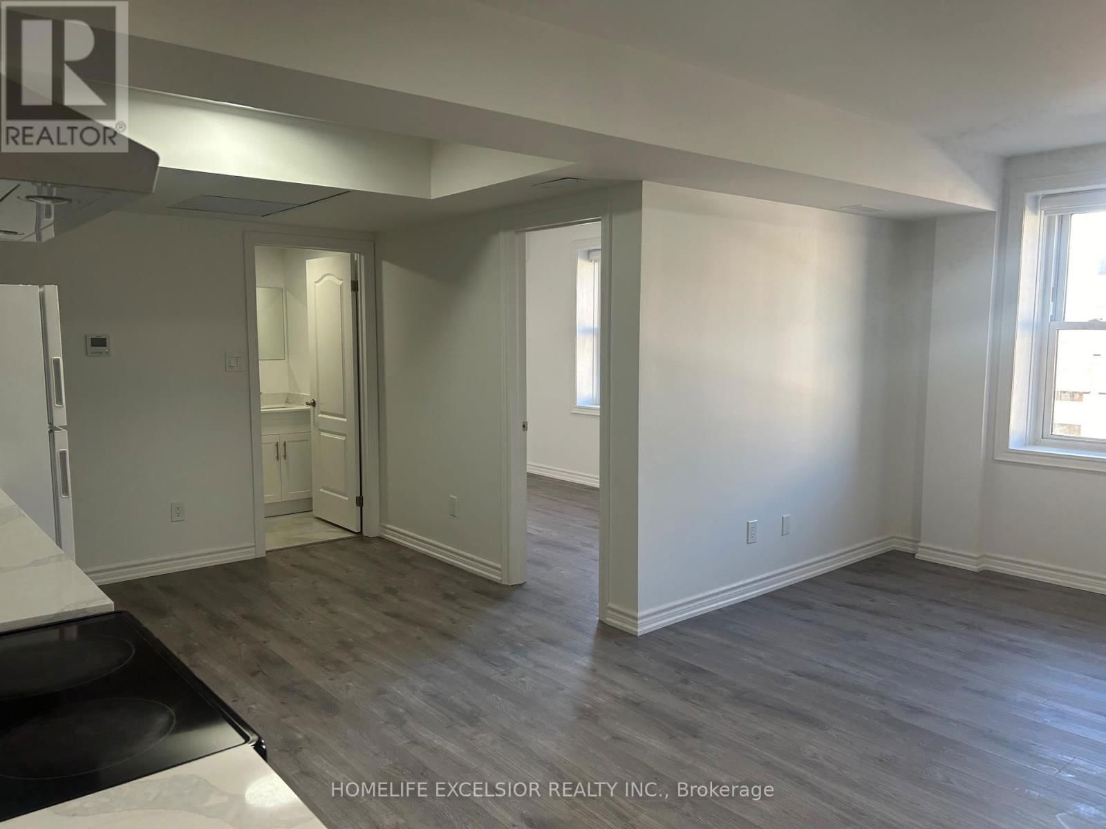 Unit 6 - 3 SIMCOE STREET SOUTH Image 2