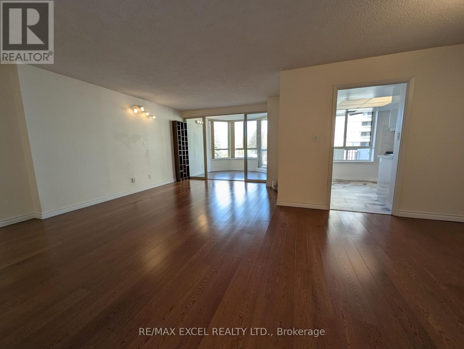 203 - 275 BAMBURGH CIRCLE Image 10
