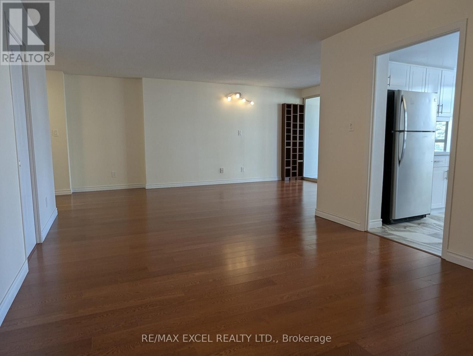 203 - 275 BAMBURGH CIRCLE Image 11