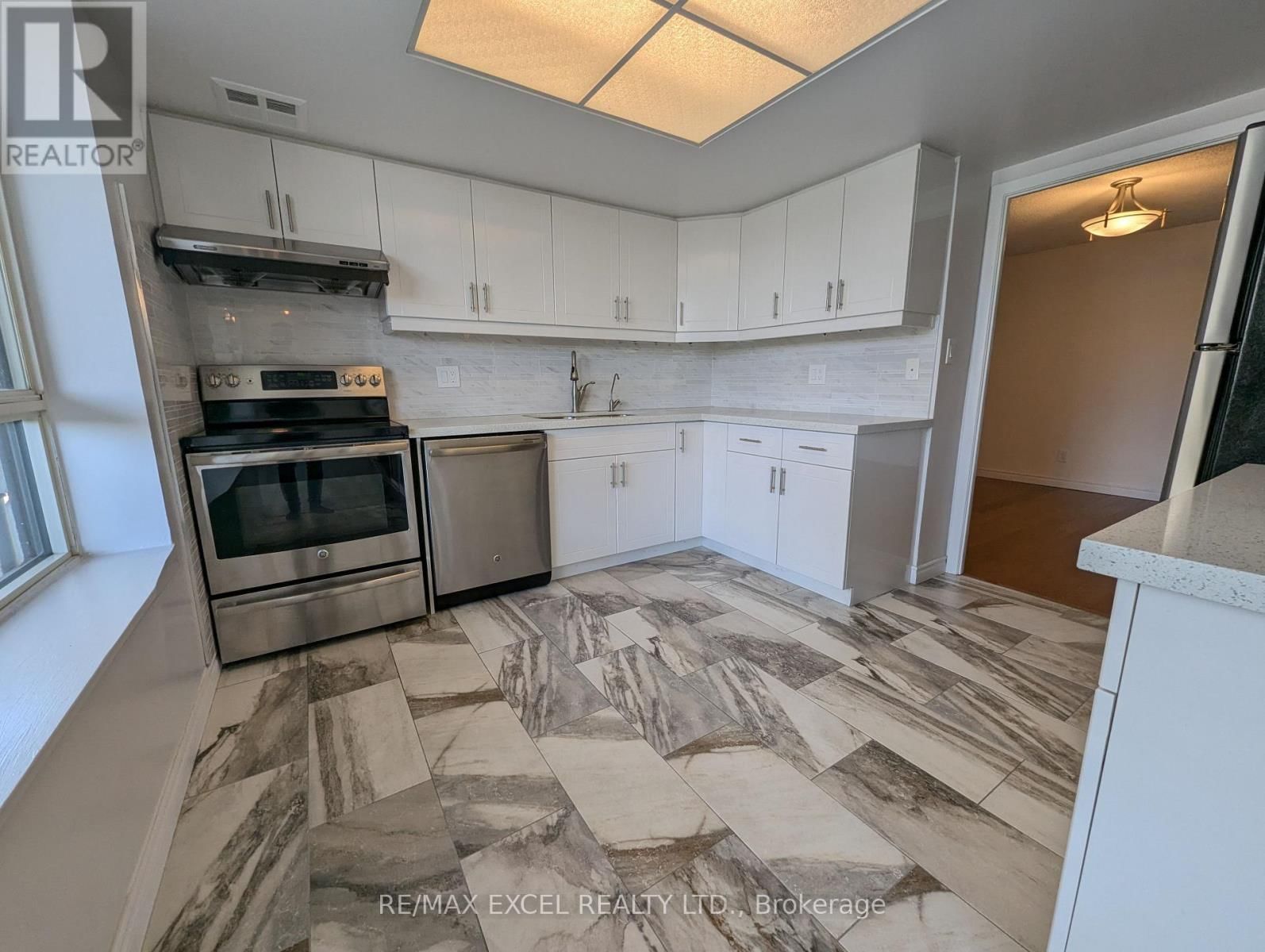 203 - 275 BAMBURGH CIRCLE Image 17