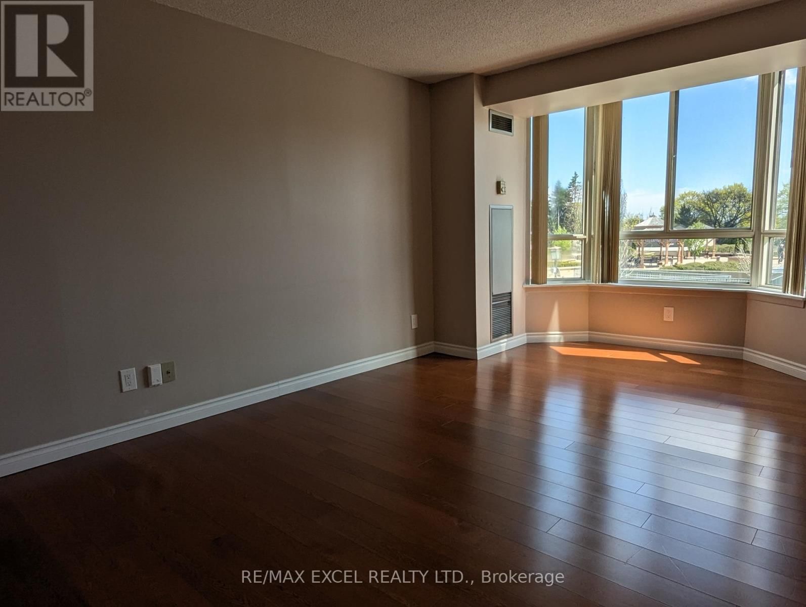 203 - 275 BAMBURGH CIRCLE Image 19