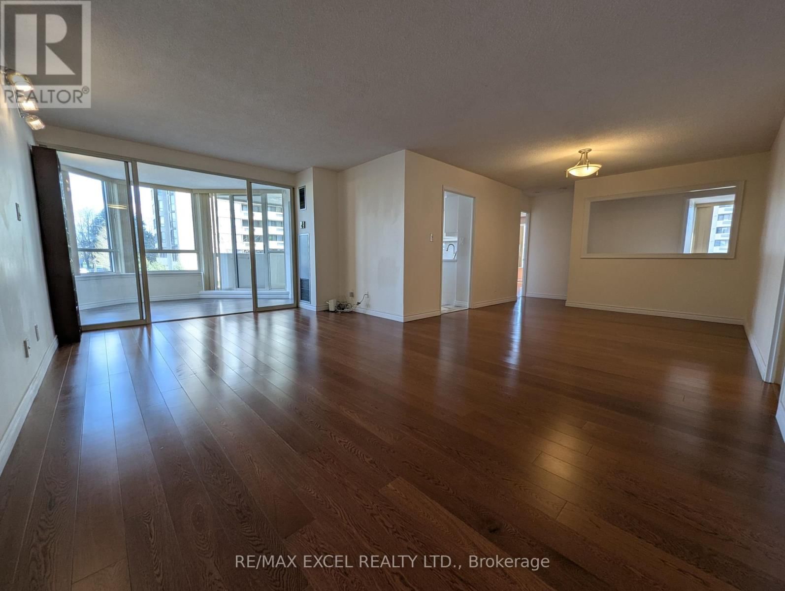 203 - 275 BAMBURGH CIRCLE Image 9