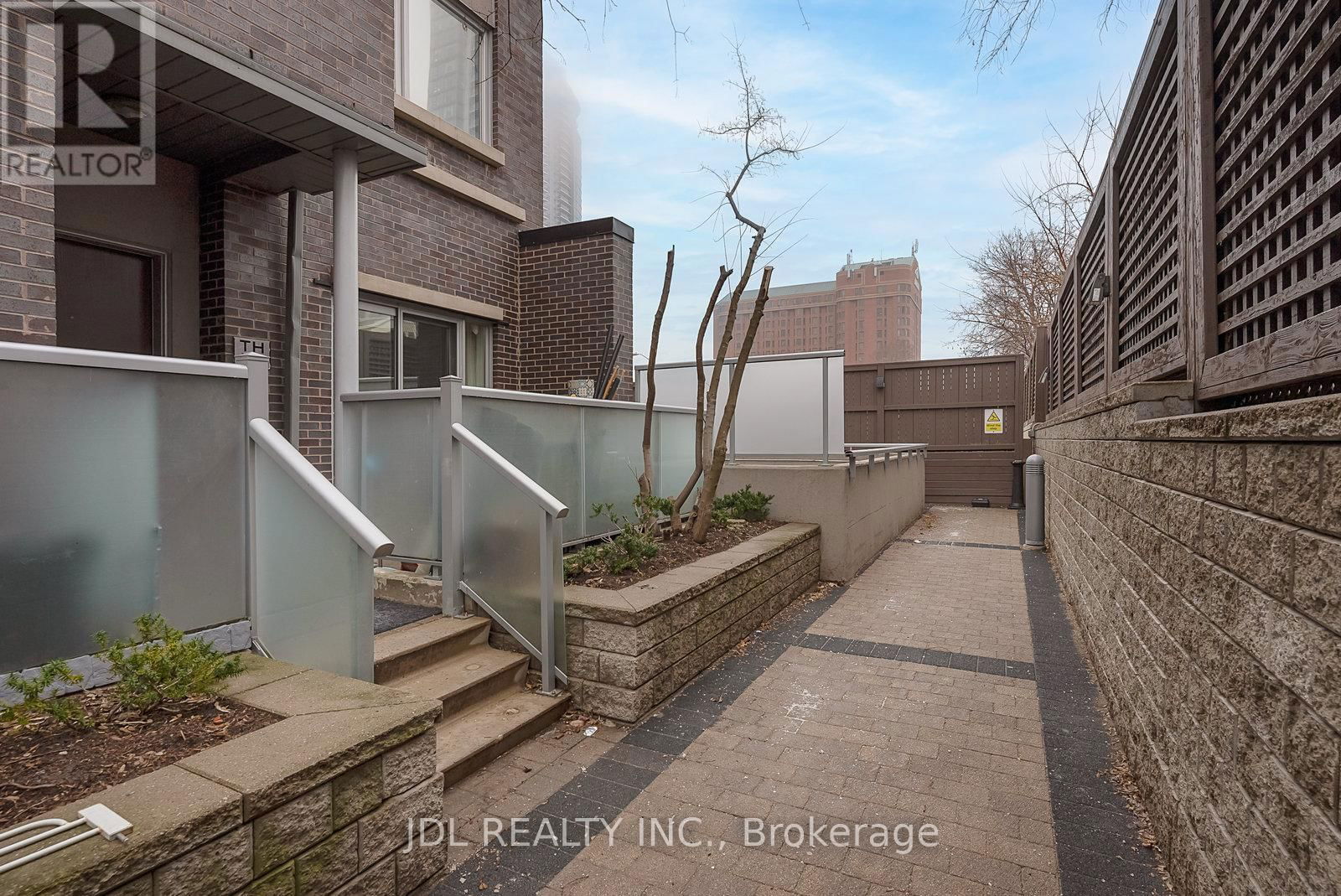 76 - 315 VILLAGE GREEN SQUARE Image 6