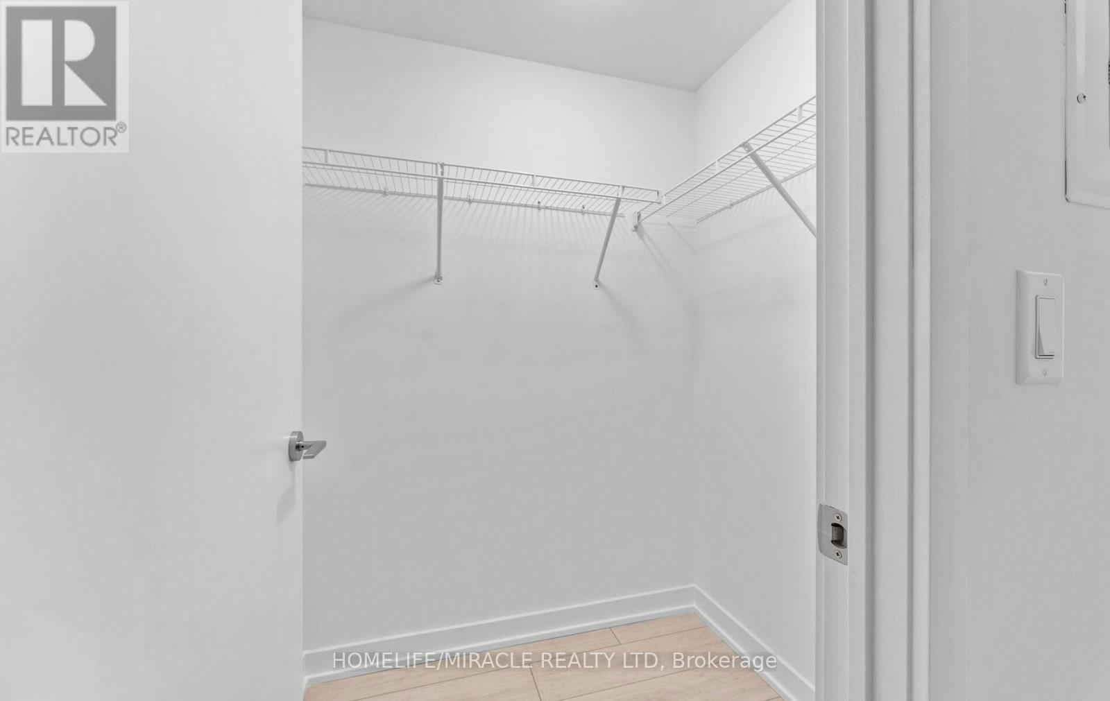 720 - 2033 KENNEDY ROAD Image 32