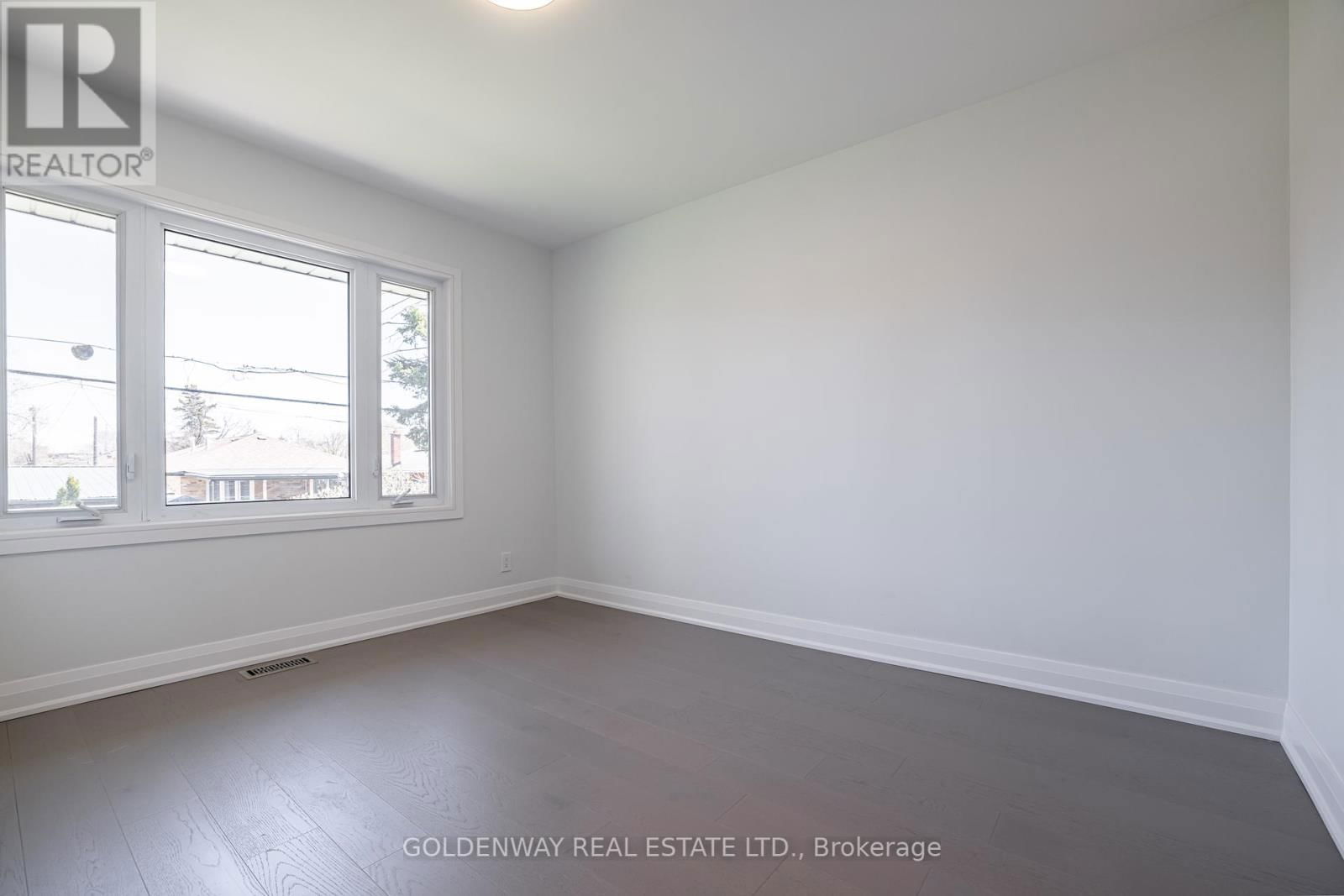 Upper - 30 MENDIP CRESCENT Image 15