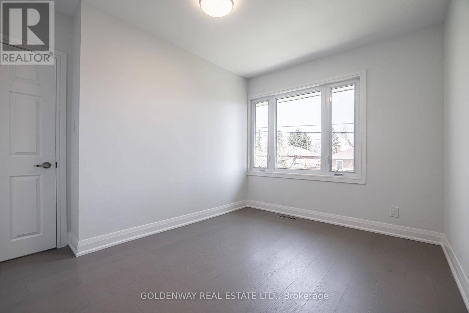 Upper - 30 MENDIP CRESCENT Image 16